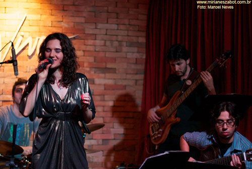 (S&atilde;o Paulo 09/11/2011 - Ao Vivo Music) Show Gafieiras e Outras Verves - Mirian&ecirc;s Zabot e Banda (BAILE DE GAFIEIRA). Viol&atilde;o: Raphael Cortezi. Baixo: Giancarlo Barletta. Bateria: Pedro Michelucci. Sax e Clarinete: Walter Eg&eacute;a. Participa&ccedil;&atilde;o Especial: Anabel Bian. Hair Stylists: Mauro de Oliveira. Fotos: Manoel Neves.