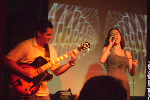Pocket-Show no Sopa de Letrinhas - Mosaico Foto-Prosaico de Mirian&ecirc;s Zabot. Ao viol&atilde;o Jo&atilde;o Paulo Ara&uacute;jo. Fotos: Verena Rocha. (Villaggio Caf&eacute; - S&atilde;o Paulo - 28/11/2008)