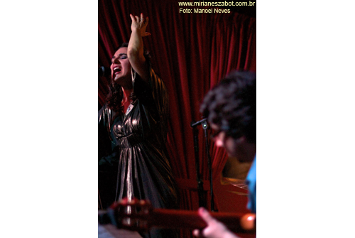 (S&atilde;o Paulo 09/11/2011 - Ao Vivo Music) Show Gafieiras e Outras Verves - Mirian&ecirc;s Zabot e Banda (BAILE DE GAFIEIRA). Viol&atilde;o: Raphael Cortezi. Baixo: Giancarlo Barletta. Bateria: Pedro Michelucci. Sax e Clarinete: Walter Eg&eacute;a. Participa&ccedil;&atilde;o Especial: Anabel Bian. Hair Stylists: Mauro de Oliveira. Fotos: Manoel Neves.