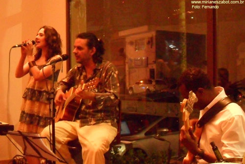 (S&atilde;o Paulo 21/11/2011 - Cristallo Lounge An&aacute;lia Franco) Part. Mirian&ecirc;s Zabot, no lan&ccedil;amento do CD Laurie And Me - de W. (Walter Eg&eacute;a). Baixo e Viol&atilde;o: Paulo Israel. Fotos: Fernando.