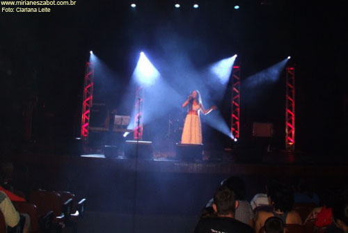 Festival Canta Limeira 2010 - Mirian&ecirc;s Zabot interpreta Malabares com Farinha (Paulo Monarco/Sandro Dornelles) Piano: Felipe Siles. Foto: Clariana Leite (Limeira - SP, 25/07/10).