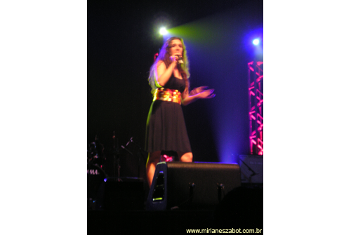 Festival Canta Limeira 2010 - Mirian&ecirc;s Zabot interpreta Malabares com Farinha (Paulo Monarco/Sandro Dornelles) Piano: Felipe Siles (Limeira - SP, 24/07/10).