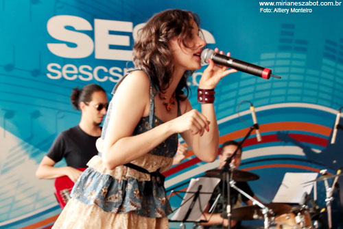 (Campinas 04/03/2012 &ndash; SESC Campinas) Show Gafieiras e Outras Verves - Mirian&ecirc;s Zabot e Banda (BAILE DE GAFIEIRA). Felipe Siles (piano), Jabes Felipe (bateria), Gustavo Sato (baixo), Vagner Luiz (saxofone) e Fernando Sirino (trompete). Hair Stylists: Mauro de Oliveira. Fotos: Altiery Monteiro. Realiza&ccedil;&atilde;o: Sesc SP. Produ&ccedil;&atilde;o: Am&aacute;lgama Cultural Ltda.