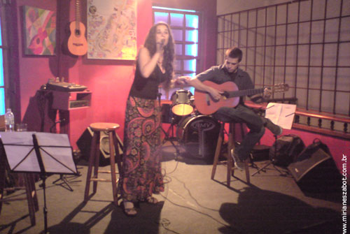 IV Pocket-Show de pr&eacute;-lan&ccedil;amento Cds Mosaico Foto-Prosaico de Mirian&ecirc;s Zabot e A Kind Of Bossa de Rodrigo Del Arc. Ao viol&atilde;o Leandro Brenner. Fotos: Leandro Almeida (Lua Nova Arte e Bar - S&atilde;o Paulo - 11/12/2008)