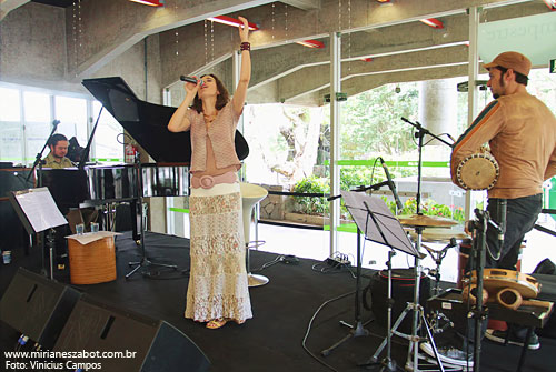 (S&atilde;o Paulo 03/03/2012 &ndash; SESC Interlagos, Caf&eacute; Campestre - Projeto Elas Cantam Tom, especial m&ecirc;s das mulheres) Show Mirian&ecirc;s Zabot - Homenagem a Elis Regina e Tom Jobim. Felipe Siles (piano) e Claudinho Santana (percuss&atilde;o). Hair Stylists: Mauro de Oliveira. Fotos: Vinicius Campos. Realiza&ccedil;&atilde;o: Sesc SP. Produ&ccedil;&atilde;o: Din&acirc;mica Eventos e Produ&ccedil;&otilde;es.