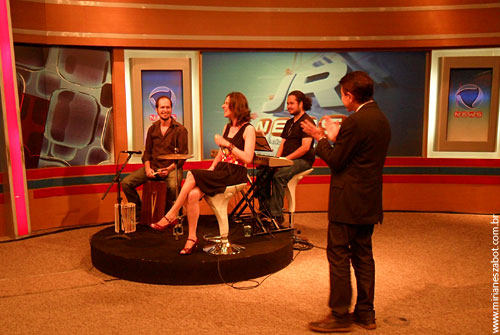 Entrevista com Mirian&ecirc;s Zabot, no Jornal da TV Record News (V&iacute;deo do programa: http://noticias.r7.com/jornal-da-record-news/2012/03/03/conheca-a-musica-de-mirianes-zabot-no-jornal-da-record-news ). Apresentado por Her&oacute;doto Barbeiro. Felipe Siles (piano) e Claudinho Santana (percuss&atilde;o). Figurino: Deise Cristina Meneguzzi. Hair Stylists: Mauro de Oliveira. Produ&ccedil;&atilde;o: Din&acirc;mica Eventos e Produ&ccedil;&otilde;es. (S&atilde;o Paulo/SP 02/03/2012).