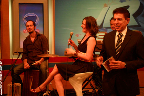 Entrevista com Mirian&ecirc;s Zabot, no Jornal da TV Record News (V&iacute;deo do programa: http://noticias.r7.com/jornal-da-record-news/2012/03/03/conheca-a-musica-de-mirianes-zabot-no-jornal-da-record-news ). Apresentado por Her&oacute;doto Barbeiro. Felipe Siles (piano) e Claudinho Santana (percuss&atilde;o). Figurino: Deise Cristina Meneguzzi. Hair Stylists: Mauro de Oliveira. Produ&ccedil;&atilde;o: Din&acirc;mica Eventos e Produ&ccedil;&otilde;es. (S&atilde;o Paulo/SP 02/03/2012).