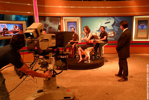 Entrevista com Mirian&ecirc;s Zabot, no Jornal da TV Record News (V&iacute;deo do programa: http://noticias.r7.com/jornal-da-record-news/2012/03/03/conheca-a-musica-de-mirianes-zabot-no-jornal-da-record-news ). Apresentado por Her&oacute;doto Barbeiro. Felipe Siles (piano) e Claudinho Santana (percuss&atilde;o). Figurino: Deise Cristina Meneguzzi. Hair Stylists: Mauro de Oliveira. Produ&ccedil;&atilde;o: Din&acirc;mica Eventos e Produ&ccedil;&otilde;es. (S&atilde;o Paulo/SP 02/03/2012).