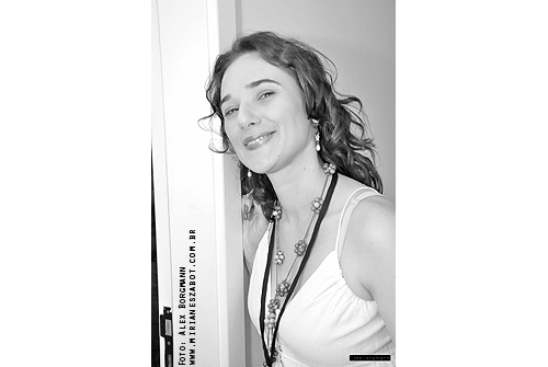 (Passo Fundo 11/04/2012 - Teatro do SESC) Bastidores - Part. Mirian&ecirc;s Zabot no Show Talentos da Terra. Interpretando a m&uacute;sica �Quem n&atilde;o viu� (Sandro Dornelles / Luis Pimentel / Mirian&ecirc;s Zabot). Banda de Apoio: Samuel Quadros (piano), Paulo Saggiorato (viol&atilde;o), Pikines (bateria), Everton Rosa (baixo). Produ&ccedil;&atilde;o: Sonata Produ&ccedil;&otilde;es Culturais. Hair Stylists: Mauro de Oliveira. Fotos: Alex Borgmann.