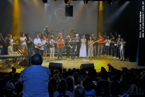 (Passo Fundo 11/04/2012 - Teatro do SESC) Part. Mirian&ecirc;s Zabot no Show Talentos da Terra. Interpretando a m&uacute;sica �Quem n&atilde;o viu� (Sandro Dornelles / Luis Pimentel / Mirian&ecirc;s Zabot). Banda de Apoio: Samuel Quadros (piano), Paulo Saggiorato (viol&atilde;o), Pikines (bateria), Everton Rosa (baixo). Produ&ccedil;&atilde;o: Sonata Produ&ccedil;&otilde;es Culturais. Hair Stylists: Mauro de Oliveira. Fotos: Alex Borgmann.