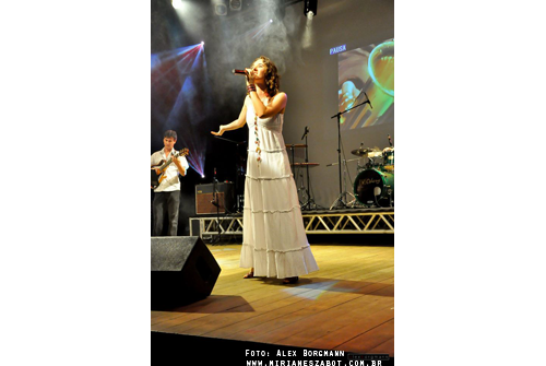 (Passo Fundo 11/04/2012 - Teatro do SESC) Part. Mirian&ecirc;s Zabot no Show Talentos da Terra. Interpretando a m&uacute;sica �Quem n&atilde;o viu� (Sandro Dornelles / Luis Pimentel / Mirian&ecirc;s Zabot). Banda de Apoio: Samuel Quadros (piano), Paulo Saggiorato (viol&atilde;o), Pikines (bateria), Everton Rosa (baixo). Produ&ccedil;&atilde;o: Sonata Produ&ccedil;&otilde;es Culturais. Hair Stylists: Mauro de Oliveira. Fotos: Alex Borgmann.