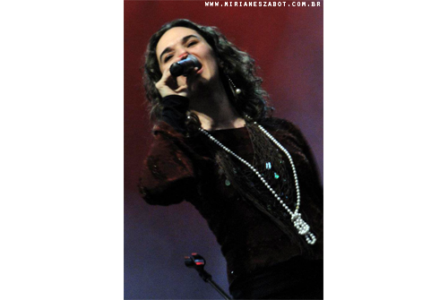 (Paraibuna 10/06/2012 - Comemora&ccedil;&otilde;es de Anivers&aacute;rio do Munic&iacute;pio de Paraibuna) Mirian&ecirc;s Zabot cantora convidada de Rafael Ribeiro e sexteto - Show Livre pra sambar. Rafael Ribeiro - Voz, Mirian&ecirc;s Zabot - Voz, Bruno Balan - bateria, 
Caio Chiarini - viol&atilde;o, Andr&eacute; Sangiovanni - baixo, Lili Nascimento - cavaco, Luciano Lima - percuss&atilde;o, Marcelo Santos - percuss&atilde;o.