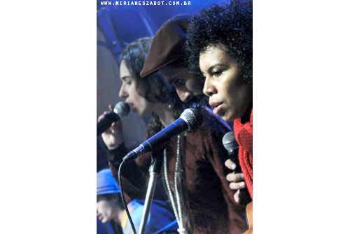 (Paraibuna 10/06/2012 - Comemora&ccedil;&otilde;es de Anivers&aacute;rio do Munic&iacute;pio de Paraibuna) Mirian&ecirc;s Zabot cantora convidada de Rafael Ribeiro e sexteto - Show Livre pra sambar. Rafael Ribeiro - Voz, Mirian&ecirc;s Zabot - Voz, Bruno Balan - bateria, 
Caio Chiarini - viol&atilde;o, Andr&eacute; Sangiovanni - baixo, Lili Nascimento - cavaco, Luciano Lima - percuss&atilde;o, Marcelo Santos - percuss&atilde;o.