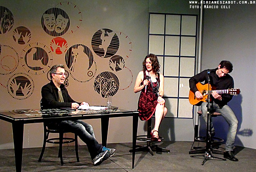 Entrevista com Mirian&ecirc;s Zabot, no programa Esta&ccedil;&atilde;o Cultura da TVE de Porto Alegre. Apresentado por Newton Silva. Viol&atilde;o: Jefferson Marx. Produ&ccedil;&atilde;o do show em Porto Alegre: Celi Produ&ccedil;&otilde;es. Hair Stylists: Mauro de Oliveira. Foto: M&aacute;rcio Celi. (Porto Alegre/RS 31/08/2012)