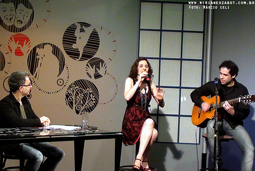 Entrevista com Mirian&ecirc;s Zabot, no programa Esta&ccedil;&atilde;o Cultura da TVE de Porto Alegre. Apresentado por Newton Silva. Viol&atilde;o: Jefferson Marx. Produ&ccedil;&atilde;o do show em Porto Alegre: Celi Produ&ccedil;&otilde;es. Hair Stylists: Mauro de Oliveira. Foto: M&aacute;rcio Celi. (Porto Alegre/RS 31/08/2012)