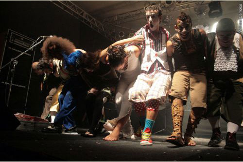 A trupe O Teatro M&aacute;gico e convidados. Sobre show: http://www.oteatromagico.mus.br/novo/notices/view/178. Abertura por Galdino OctOpus com part. de Mirian&ecirc;s Zabot. No show de 5 anos O Teatro M&aacute;gico (S&atilde;o Paulo 13/12/2008 - Morumbi Hall) Fotos: Vinicius Campos