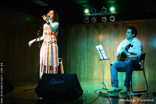 (Porto Alegre/RS 01/09/2012 - Livraria Cultura) Show Mosaico Foto-Prosaico - Mirian&ecirc;s Zabot. Viol&atilde;o: Jefferson Marx. Dire&ccedil;&atilde;o Art&iacute;stica: Vin&iacute;cius Piedade e Mirian&ecirc;s Zabot. Figurino: Deise Cristina Meneguzzi. Hair Stylists: Mauro de Oliveira. Produ&ccedil;&atilde;o: Celi Produ&ccedil;&otilde;es. Filmagem: Geison Utzig Braun. Fotos: Andrea Perrone.