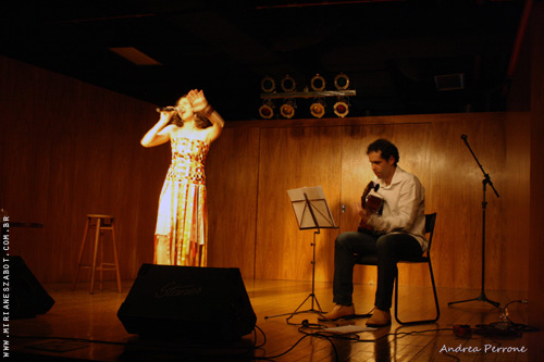 (Porto Alegre/RS 01/09/2012 - Livraria Cultura) Show Mosaico Foto-Prosaico - Mirian&ecirc;s Zabot. Viol&atilde;o: Jefferson Marx. Dire&ccedil;&atilde;o Art&iacute;stica: Vin&iacute;cius Piedade e Mirian&ecirc;s Zabot. Figurino: Deise Cristina Meneguzzi. Hair Stylists: Mauro de Oliveira. Produ&ccedil;&atilde;o: Celi Produ&ccedil;&otilde;es. Filmagem: Geison Utzig Braun. Fotos: Andrea Perrone.