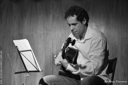 (Porto Alegre/RS 01/09/2012 - Livraria Cultura) Show Mosaico Foto-Prosaico - Mirian&ecirc;s Zabot. Viol&atilde;o: Jefferson Marx. Dire&ccedil;&atilde;o Art&iacute;stica: Vin&iacute;cius Piedade e Mirian&ecirc;s Zabot. Figurino: Deise Cristina Meneguzzi. Hair Stylists: Mauro de Oliveira. Produ&ccedil;&atilde;o: Celi Produ&ccedil;&otilde;es. Filmagem: Geison Utzig Braun. Fotos: Andrea Perrone.