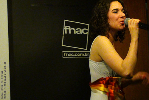 (S&atilde;o Paulo/RS 29/08/2012 - Livraria FNAC Pinheiros) Show Mosaico Foto-Prosaico - Mirian&ecirc;s Zabot. Piano: Felipe Siles. Dire&ccedil;&atilde;o Art&iacute;stica: Vin&iacute;cius Piedade e Mirian&ecirc;s Zabot. Figurino: Deise Cristina Meneguzzi. Hair Stylists: Mauro de Oliveira.  Acess&oacute;rios/Pulseira: Bruna Volpato. Fotos e Filmagem: Oswaldo Bosbah.