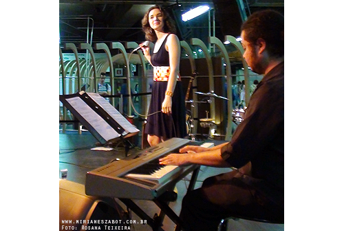 (S&atilde;o Paulo/RS 17/08/2012 - Esta&ccedil;&atilde;o Para&iacute;so do Metr&ocirc; - Projeto Encontros) Show Mosaico Foto-Prosaico - Mirian&ecirc;s Zabot. Piano: Felipe Siles. Percuss&atilde;o: Claudinho Santana. Dire&ccedil;&atilde;o Art&iacute;stica: Vin&iacute;cius Piedade e Mirian&ecirc;s Zabot. Figurino: Deise Cristina Meneguzzi. Hair Stylists: Mauro de Oliveira. Acess&oacute;rios/Pulseira: Bruna Volpato. Fotos e Filmagem: Rosana Teixeira. Realiza&ccedil;&atilde;o: Cinemagia e Metr&ocirc; SP.