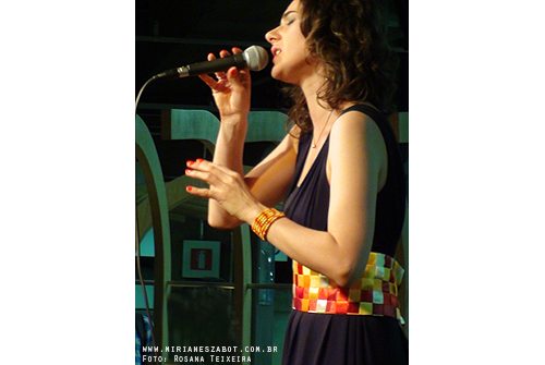 (S&atilde;o Paulo/RS 17/08/2012 - Esta&ccedil;&atilde;o Para&iacute;so do Metr&ocirc; - Projeto Encontros) Show Mosaico Foto-Prosaico - Mirian&ecirc;s Zabot. Piano: Felipe Siles. Percuss&atilde;o: Claudinho Santana. Dire&ccedil;&atilde;o Art&iacute;stica: Vin&iacute;cius Piedade e Mirian&ecirc;s Zabot. Figurino: Deise Cristina Meneguzzi. Hair Stylists: Mauro de Oliveira. Acess&oacute;rios/Pulseira: Bruna Volpato. Fotos e Filmagem: Rosana Teixeira. Realiza&ccedil;&atilde;o: Cinemagia e Metr&ocirc; SP.