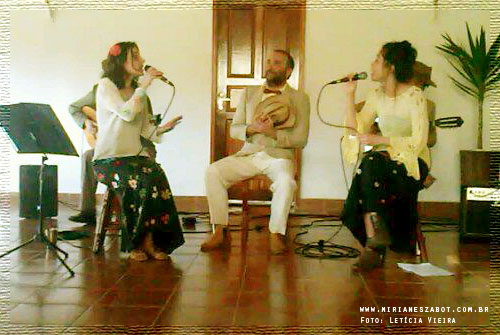 (Santa Isabel - S&atilde;o Paulo 02/09/12) Cantora convidada Mirian&ecirc;s Zabot no espet&aacute;culo teatro-musical Flores Sertanejas. Elenco/Cantores: Helder Mariani, Gabriela Cerqueira, V&acirc;nia Borges, Mirian&ecirc;s Zabot, Elenco/Viola Caipira: Ademar Farinha, Elenco/Viol&atilde;o 7 cordas: Thomas Howard. Concep&ccedil;&atilde;o e roteiro: Helder Mariani e V&acirc;nia Borges. Dire&ccedil;&atilde;o c&ecirc;nica: Francisco Bretas. Dire&ccedil;&atilde;o Musical: Ademar Farinha. Foto: Let&iacute;cia Vieira.