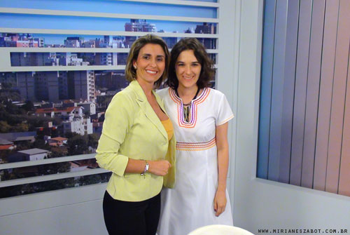 Entrevista com Mirian&ecirc;s Zabot, no JORNAL DO ALMO&Ccedil;O na RBS TV (afiliada da Rede Globo). Apresentado por Janice Santos. Paulo Saggiorato: Viol&atilde;o. Sandro Cartier: Bateria. Matheus Pasquali: Contrabaixo. Figurino: Deise Cristina Meneguzzi. Hair Stylists: Mauro de Oliveira. (Passo Fundo/RS 08/03/2013)
