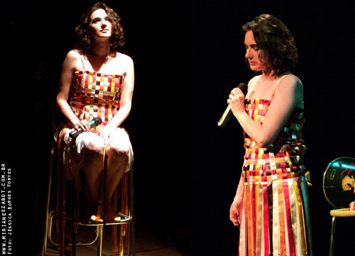 (Passo Fundo/RS 09/03/2013 &ndash; Teatro do SESC) Show Mosaico Foto-Prosaico - Mirian&ecirc;s Zabot. Viol&atilde;o: Paulo Saggiorato. Bateria: Sandro Cartier. Contrabaixo: Matheus Pasquali. Dire&ccedil;&atilde;o Art&iacute;stica: Vin&iacute;cius Piedade e Mirian&ecirc;s Zabot. Figurino: Deise Cristina Meneguzzi. Hair Stylists: Mauro de Oliveira. Fotos: J&eacute;ssica Borges Fortes.