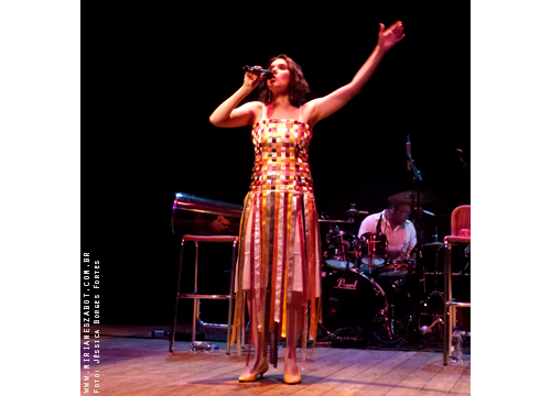 (Passo Fundo/RS 09/03/2013 &ndash; Teatro do SESC) Show Mosaico Foto-Prosaico - Mirian&ecirc;s Zabot. Viol&atilde;o: Paulo Saggiorato. Bateria: Sandro Cartier. Contrabaixo: Matheus Pasquali. Dire&ccedil;&atilde;o Art&iacute;stica: Vin&iacute;cius Piedade e Mirian&ecirc;s Zabot. Figurino: Deise Cristina Meneguzzi. Hair Stylists: Mauro de Oliveira. Fotos: J&eacute;ssica Borges Fortes.