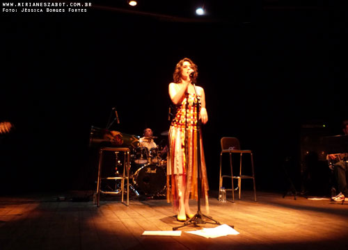 (Passo Fundo/RS 09/03/2013 &ndash; Teatro do SESC) Show Mosaico Foto-Prosaico - Mirian&ecirc;s Zabot. Viol&atilde;o: Paulo Saggiorato. Bateria: Sandro Cartier. Contrabaixo: Matheus Pasquali. Dire&ccedil;&atilde;o Art&iacute;stica: Vin&iacute;cius Piedade e Mirian&ecirc;s Zabot. Figurino: Deise Cristina Meneguzzi. Hair Stylists: Mauro de Oliveira. Fotos: J&eacute;ssica Borges Fortes.