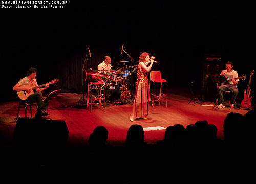 (Passo Fundo/RS 09/03/2013 &ndash; Teatro do SESC) Show Mosaico Foto-Prosaico - Mirian&ecirc;s Zabot. Viol&atilde;o: Paulo Saggiorato. Bateria: Sandro Cartier. Contrabaixo: Matheus Pasquali. Dire&ccedil;&atilde;o Art&iacute;stica: Vin&iacute;cius Piedade e Mirian&ecirc;s Zabot. Figurino: Deise Cristina Meneguzzi. Hair Stylists: Mauro de Oliveira. Fotos: J&eacute;ssica Borges Fortes.