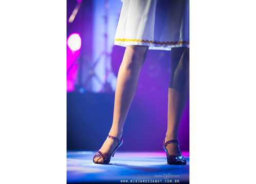 (Maring&aacute;-PR 23/05/13 - FEMUCIC - SESC PR - 35&ordf; Festival SESC de M&uacute;sica Cidade Can&ccedil;&atilde;o - Teatro Calil Haddad) Part. de Mirian&ecirc;s Zabot com can&ccedil;&otilde;es do CD Mosaico Foto-Prosaico: A Chaga (Fausto Prado/Caetano Silveira ) e Reza (Marcelo Onofri/Raul Boeira). Piano: Marcelo Amazonas. Baixo: Gustavo Sato. Bateria: Jabes Felipe. Hair Stylists: Mauro de Oliveira. Figurino: Deise Cristina Meneguzzi. Promo&ccedil;&atilde;o: Sesc Paran&aacute;, Prefeitura do Munic&iacute;pio de Maring&aacute; e RPC TV. Fotos: Stella Brazil.