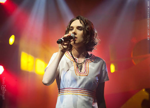 (Maring&aacute;-PR 23/05/13 - FEMUCIC - SESC PR - 35&ordf; Festival SESC de M&uacute;sica Cidade Can&ccedil;&atilde;o - Teatro Calil Haddad) Part. de Mirian&ecirc;s Zabot com can&ccedil;&otilde;es do CD Mosaico Foto-Prosaico: A Chaga (Fausto Prado/Caetano Silveira ) e Reza (Marcelo Onofri/Raul Boeira). Piano: Marcelo Amazonas. Baixo: Gustavo Sato. Bateria: Jabes Felipe. Hair Stylists: Mauro de Oliveira. Figurino: Deise Cristina Meneguzzi. Promo&ccedil;&atilde;o: Sesc Paran&aacute;, Prefeitura do Munic&iacute;pio de Maring&aacute; e RPC TV. Fotos: Stella Brazil.