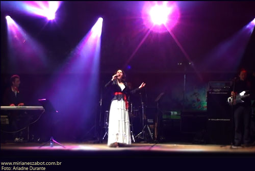 (&Aacute;guas de Lind&oacute;ia-SP 06/07/13 - Festival de Inverno) Show E Por Falar Em Saudade... - Mirian&ecirc;s Zabot (2013, centen&aacute;rio de Vinicius de Moraes). Piano e arranjos: Marcelo Amazonas. Baixo: Gustavo Sato. Bateria: Jabes Felipe. Hair Stylists: Mauro de Oliveira. Assessoria de Figurino: Deise Cristina Meneguzzi e Ariadne Durante. Promo&ccedil;&atilde;o: Prefeitura de &Aacute;guas de Lind&oacute;ia.  Fotos: Ariadne Durante.