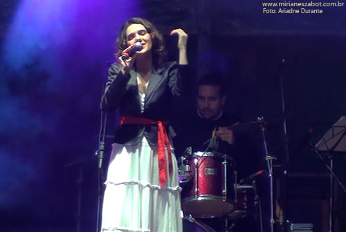 (&Aacute;guas de Lind&oacute;ia-SP 06/07/13 - Festival de Inverno) Show E Por Falar Em Saudade... - Mirian&ecirc;s Zabot (2013, centen&aacute;rio de Vinicius de Moraes). Piano e arranjos: Marcelo Amazonas. Baixo: Gustavo Sato. Bateria: Jabes Felipe. Hair Stylists: Mauro de Oliveira. Assessoria de Figurino: Deise Cristina Meneguzzi e Ariadne Durante. Promo&ccedil;&atilde;o: Prefeitura de &Aacute;guas de Lind&oacute;ia.  Fotos: Ariadne Durante.