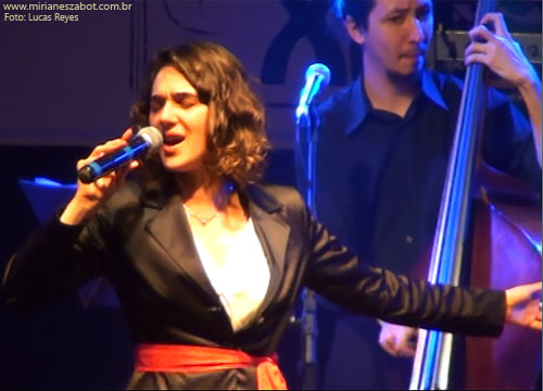 (Paranapiacaba-SP 13/07/13 &ndash; XIII Festival de Inverno Paranapiacaba  &ndash; Palco do SESC &ndash; Clube Lyra) Show E Por Falar Em Saudade... - Mirian&ecirc;s Zabot (2013, centen&aacute;rio de Vinicius de Moraes). Piano e arranjos: Marcelo Amazonas. Baixo: Gustavo Sato. Bateria: Jabes Felipe. Hair Stylists: Mauro de Oliveira. Assessoria de Figurino: Deise Cristina Meneguzzi e Ariadne Durante. Produ&ccedil;&atilde;o: Din&acirc;mica Eventos e Produ&ccedil;&otilde;es.  Fotos: Lucas Reyes.