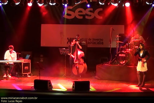 (Paranapiacaba-SP 13/07/13 &ndash; XIII Festival de Inverno Paranapiacaba  &ndash; Palco do SESC &ndash; Clube Lyra) Show E Por Falar Em Saudade... - Mirian&ecirc;s Zabot (2013, centen&aacute;rio de Vinicius de Moraes). Piano e arranjos: Marcelo Amazonas. Baixo: Gustavo Sato. Bateria: Jabes Felipe. Hair Stylists: Mauro de Oliveira. Assessoria de Figurino: Deise Cristina Meneguzzi e Ariadne Durante. Produ&ccedil;&atilde;o: Din&acirc;mica Eventos e Produ&ccedil;&otilde;es.  Fotos: Lucas Reyes.