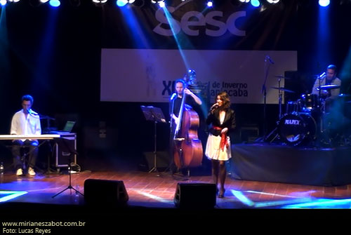 (Paranapiacaba-SP 13/07/13 &ndash; XIII Festival de Inverno Paranapiacaba  &ndash; Palco do SESC &ndash; Clube Lyra) Show E Por Falar Em Saudade... - Mirian&ecirc;s Zabot (2013, centen&aacute;rio de Vinicius de Moraes). Piano e arranjos: Marcelo Amazonas. Baixo: Gustavo Sato. Bateria: Jabes Felipe. Hair Stylists: Mauro de Oliveira. Assessoria de Figurino: Deise Cristina Meneguzzi e Ariadne Durante. Produ&ccedil;&atilde;o: Din&acirc;mica Eventos e Produ&ccedil;&otilde;es.  Fotos: Lucas Reyes.