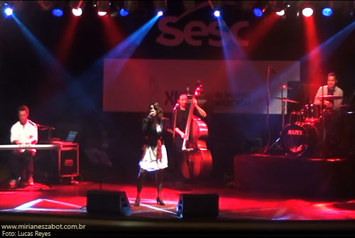(Paranapiacaba-SP 13/07/13 &ndash; XIII Festival de Inverno Paranapiacaba  &ndash; Palco do SESC &ndash; Clube Lyra) Show E Por Falar Em Saudade... - Mirian&ecirc;s Zabot (2013, centen&aacute;rio de Vinicius de Moraes). Piano e arranjos: Marcelo Amazonas. Baixo: Gustavo Sato. Bateria: Jabes Felipe. Hair Stylists: Mauro de Oliveira. Assessoria de Figurino: Deise Cristina Meneguzzi e Ariadne Durante. Produ&ccedil;&atilde;o: Din&acirc;mica Eventos e Produ&ccedil;&otilde;es.  Fotos: Lucas Reyes.