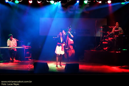 (Paranapiacaba-SP 13/07/13 &ndash; XIII Festival de Inverno Paranapiacaba  &ndash; Palco do SESC &ndash; Clube Lyra) Show E Por Falar Em Saudade... - Mirian&ecirc;s Zabot (2013, centen&aacute;rio de Vinicius de Moraes). Piano e arranjos: Marcelo Amazonas. Baixo: Gustavo Sato. Bateria: Jabes Felipe. Hair Stylists: Mauro de Oliveira. Assessoria de Figurino: Deise Cristina Meneguzzi e Ariadne Durante. Produ&ccedil;&atilde;o: Din&acirc;mica Eventos e Produ&ccedil;&otilde;es.  Fotos: Lucas Reyes.