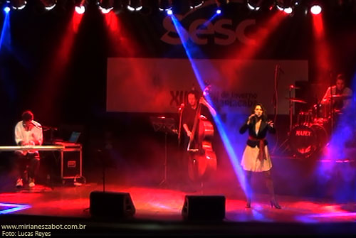 (Paranapiacaba-SP 13/07/13 &ndash; XIII Festival de Inverno Paranapiacaba  &ndash; Palco do SESC &ndash; Clube Lyra) Show E Por Falar Em Saudade... - Mirian&ecirc;s Zabot (2013, centen&aacute;rio de Vinicius de Moraes). Piano e arranjos: Marcelo Amazonas. Baixo: Gustavo Sato. Bateria: Jabes Felipe. Hair Stylists: Mauro de Oliveira. Assessoria de Figurino: Deise Cristina Meneguzzi e Ariadne Durante. Produ&ccedil;&atilde;o: Din&acirc;mica Eventos e Produ&ccedil;&otilde;es.  Fotos: Lucas Reyes.