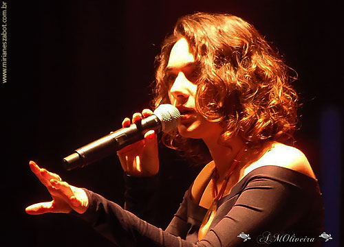 (Amparo-SP 17/07/13 &ndash; Festival de Inverno Amparo &ndash; Palco Principal) Mirian&ecirc;s Zabot - Show Mosaico Foto-Prosaico. Piano: Marcelo Amazonas. Baixo: Gustavo Sato. Bateria: Jabes Felipe. Dire&ccedil;&atilde;o Art&iacute;stica: Vin&iacute;cius Piedade e Mirian&ecirc;s Zabot.  Hair Stylists: Mauro de Oliveira. Figurino: Deise Cristina Meneguzzi. Fotos: Ana Marta.