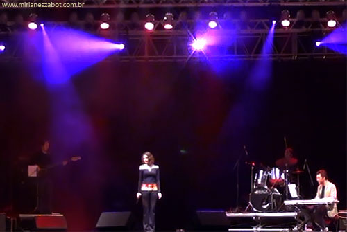 (Amparo-SP 17/07/13 &ndash; Festival de Inverno Amparo &ndash; Palco Principal) Mirian&ecirc;s Zabot - Show Mosaico Foto-Prosaico. Piano: Marcelo Amazonas. Baixo: Gustavo Sato. Bateria: Jabes Felipe. Dire&ccedil;&atilde;o Art&iacute;stica: Vin&iacute;cius Piedade e Mirian&ecirc;s Zabot.  Hair Stylists: Mauro de Oliveira. Figurino: Deise Cristina Meneguzzi. 