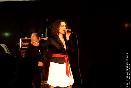 (S&atilde;o Jos&eacute; dos Campos-SP 17/08/13 &ndash; SESC S&atilde;o Jos&eacute; dos Campos) Show E Por Falar Em Saudade... - Mirian&ecirc;s Zabot (2013, centen&aacute;rio de Vinicius de Moraes). Piano e arranjos: Marcelo Amazonas. Baixo: Ot&aacute;vio Gali. Bateria: F&aacute;bio Bergamini. Hair Stylists: Mauro de Oliveira. Assessoria de Figurino: Deise Cristina Meneguzzi e Ariadne Durante. Produ&ccedil;&atilde;o: Din&acirc;mica Eventos e Produ&ccedil;&otilde;es. Fotos: Bruno Oikawa.