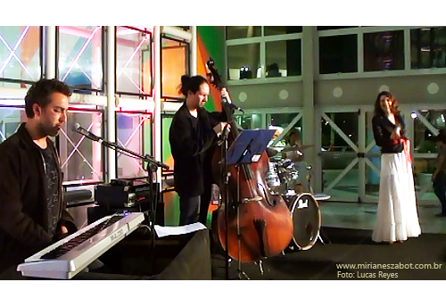 (Santo Andr&eacute;-SP 01/08/13 &ndash; Quintas Musicais do SESC Santo Andr&eacute;) Show E Por Falar Em Saudade... - Mirian&ecirc;s Zabot (2013, centen&aacute;rio de Vinicius de Moraes). Piano e arranjos: Marcelo Amazonas. Baixo: Gustavo Sato. Bateria: Jabes Felipe. Hair Stylists: Mauro de Oliveira. Assessoria de Figurino: Deise Cristina Meneguzzi e Ariadne Durante. Produ&ccedil;&atilde;o: Din&acirc;mica Eventos e Produ&ccedil;&otilde;es. Fotos: Lucas Reyes.
