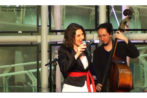 (Santo Andr&eacute;-SP 01/08/13 &ndash; Quintas Musicais do SESC Santo Andr&eacute;) Show E Por Falar Em Saudade... - Mirian&ecirc;s Zabot (2013, centen&aacute;rio de Vinicius de Moraes). Piano e arranjos: Marcelo Amazonas. Baixo: Gustavo Sato. Bateria: Jabes Felipe. Hair Stylists: Mauro de Oliveira. Assessoria de Figurino: Deise Cristina Meneguzzi e Ariadne Durante. Produ&ccedil;&atilde;o: Din&acirc;mica Eventos e Produ&ccedil;&otilde;es. Fotos: Lucas Reyes.