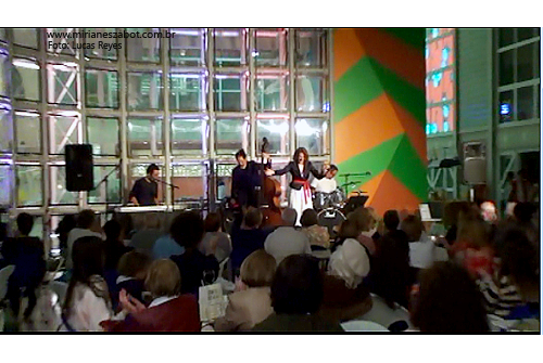 (Santo Andr&eacute;-SP 01/08/13 &ndash; Quintas Musicais do SESC Santo Andr&eacute;) Show E Por Falar Em Saudade... - Mirian&ecirc;s Zabot (2013, centen&aacute;rio de Vinicius de Moraes). Piano e arranjos: Marcelo Amazonas. Baixo: Gustavo Sato. Bateria: Jabes Felipe. Hair Stylists: Mauro de Oliveira. Assessoria de Figurino: Deise Cristina Meneguzzi e Ariadne Durante. Produ&ccedil;&atilde;o: Din&acirc;mica Eventos e Produ&ccedil;&otilde;es. Fotos: Lucas Reyes.