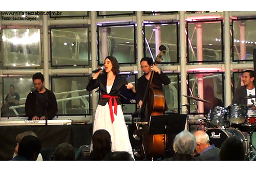 (Santo Andr&eacute;-SP 01/08/13 &ndash; Quintas Musicais do SESC Santo Andr&eacute;) Show E Por Falar Em Saudade... - Mirian&ecirc;s Zabot (2013, centen&aacute;rio de Vinicius de Moraes). Piano e arranjos: Marcelo Amazonas. Baixo: Gustavo Sato. Bateria: Jabes Felipe. Hair Stylists: Mauro de Oliveira. Assessoria de Figurino: Deise Cristina Meneguzzi e Ariadne Durante. Produ&ccedil;&atilde;o: Din&acirc;mica Eventos e Produ&ccedil;&otilde;es. Fotos: Lucas Reyes.