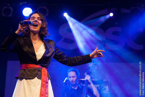 (Paranapiacaba-SP 13/07/13 &ndash; XIII Festival de Inverno Paranapiacaba  &ndash; Palco do SESC &ndash; Clube Lyra) Show E Por Falar Em Saudade... - Mirian&ecirc;s Zabot (2013, centen&aacute;rio de Vinicius de Moraes). Piano e arranjos: Marcelo Amazonas. Baixo: Gustavo Sato. Bateria: Jabes Felipe. Hair Stylists: Mauro de Oliveira. Assessoria de Figurino: Deise Cristina Meneguzzi e Ariadne Durante. Produ&ccedil;&atilde;o: Din&acirc;mica Eventos e Produ&ccedil;&otilde;es.  Fotos: M&aacute;rio Miranda.